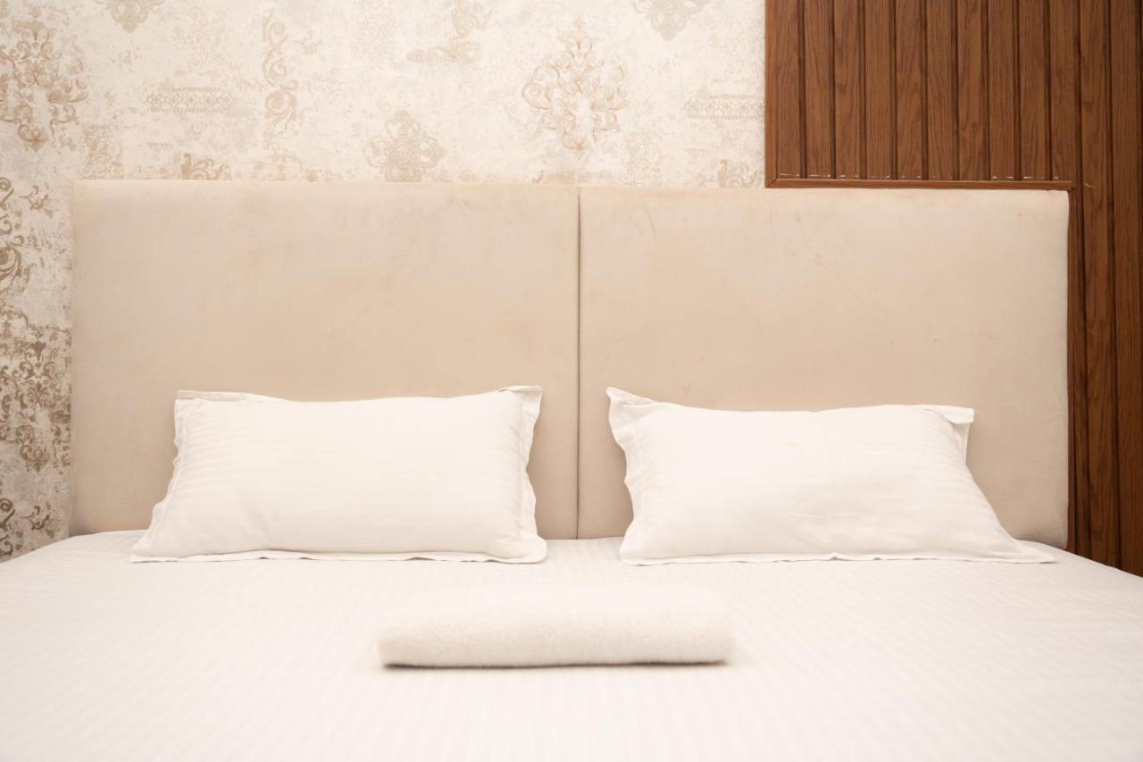 Holy Land Hotel Varanasi Bagian luar foto