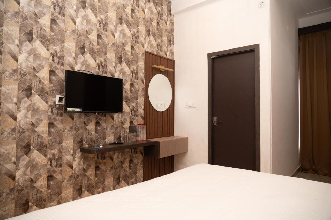 Holy Land Hotel Varanasi Bagian luar foto