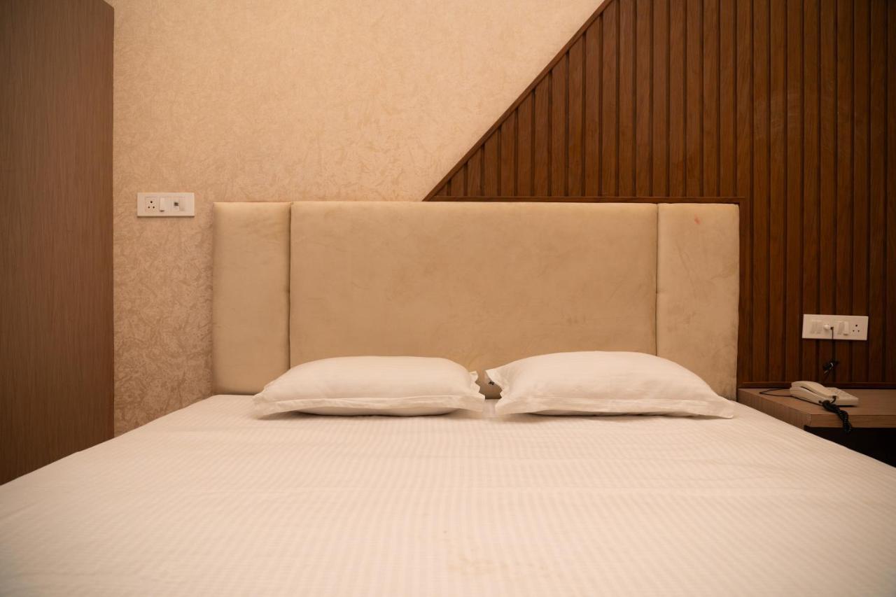 Holy Land Hotel Varanasi Bagian luar foto