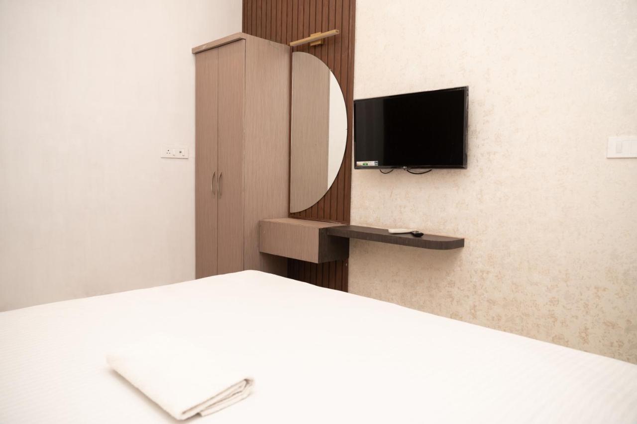 Holy Land Hotel Varanasi Bagian luar foto