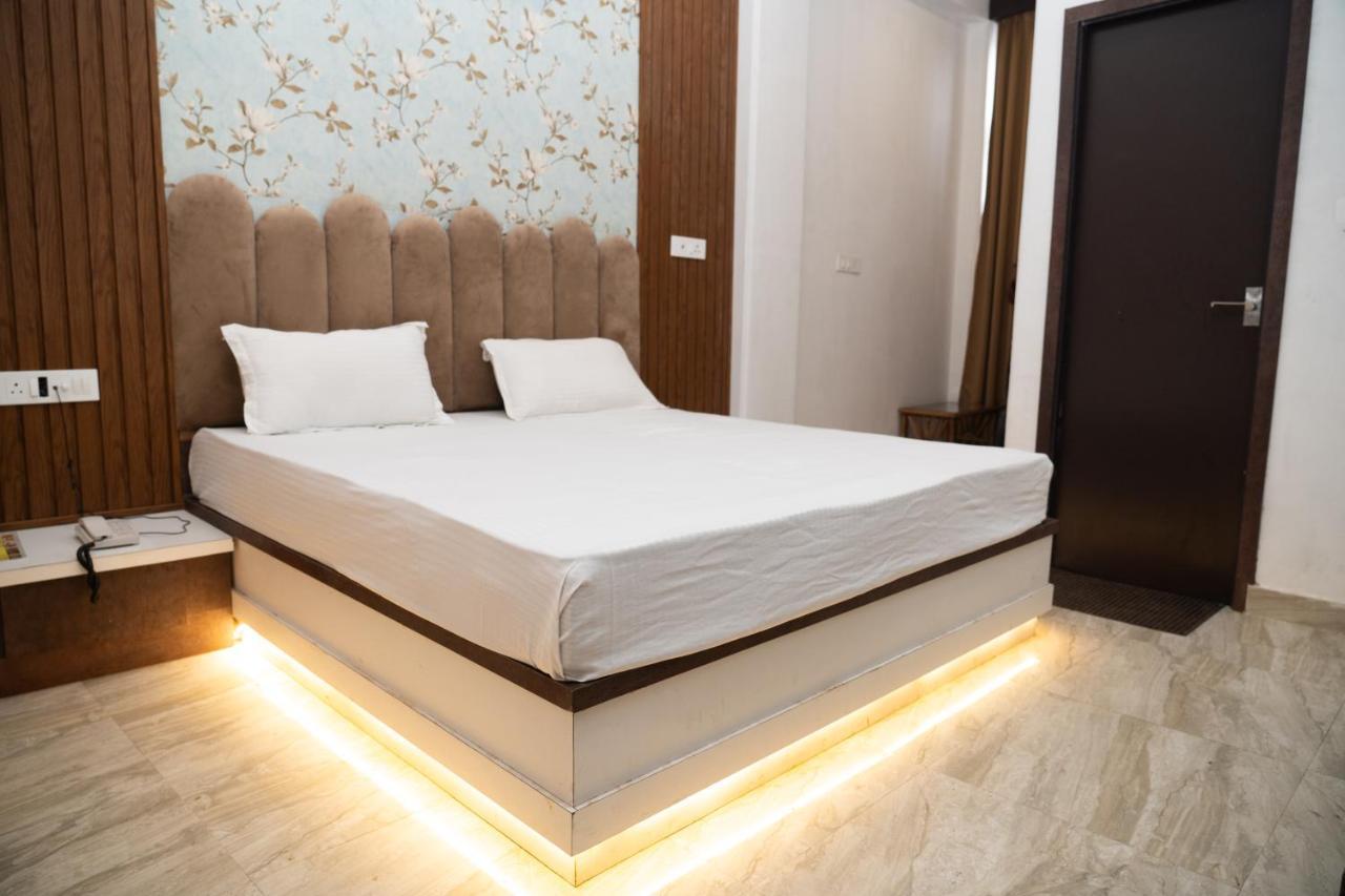 Holy Land Hotel Varanasi Bagian luar foto