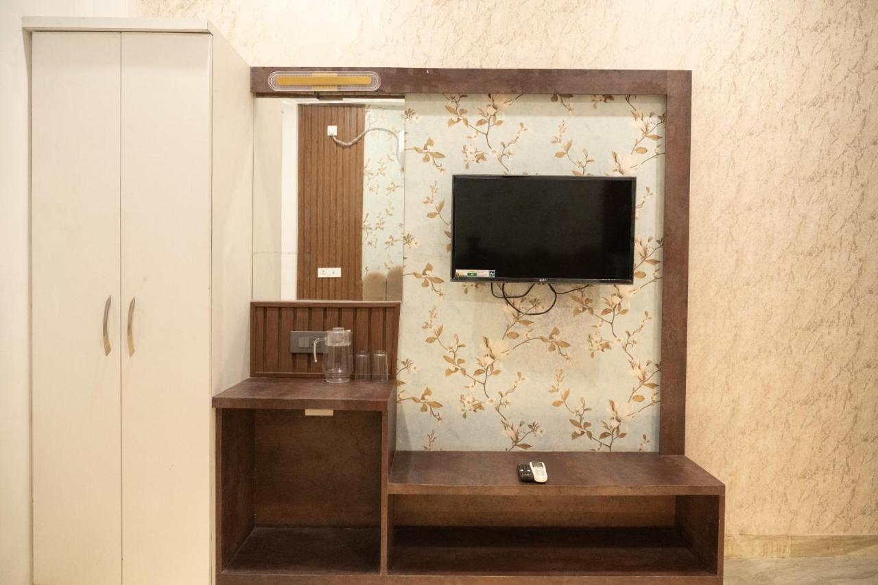 Holy Land Hotel Varanasi Bagian luar foto