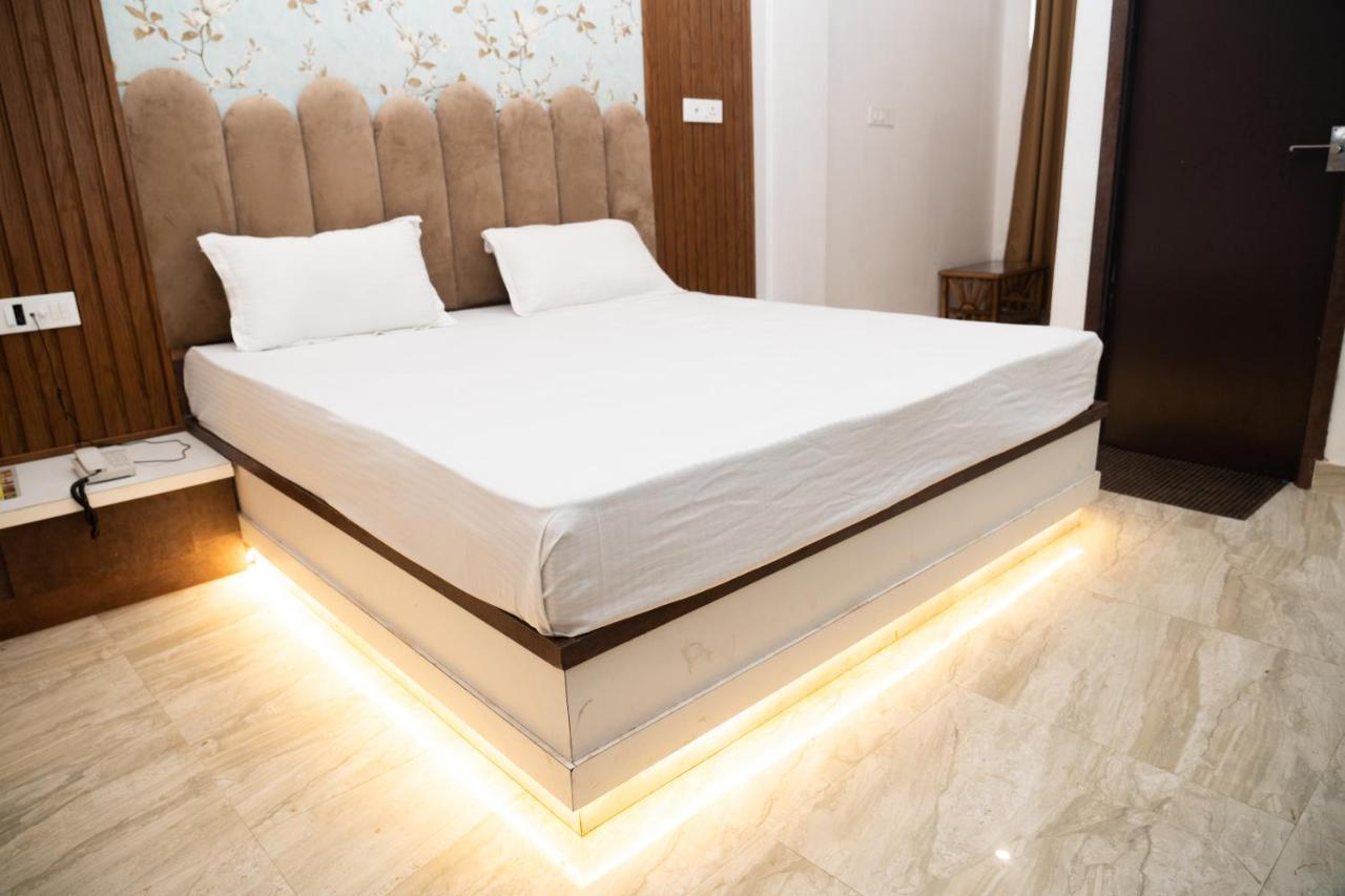 Holy Land Hotel Varanasi Bagian luar foto