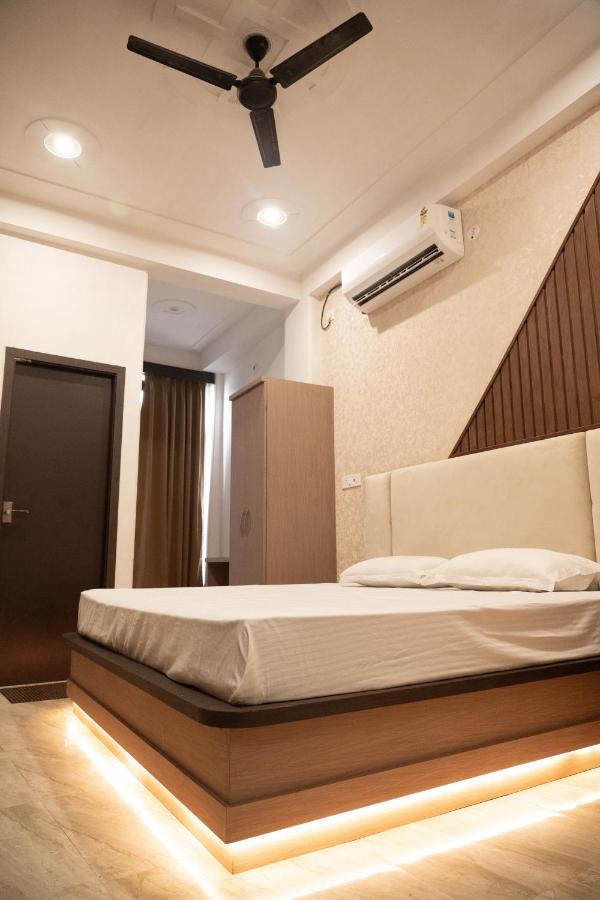 Holy Land Hotel Varanasi Bagian luar foto